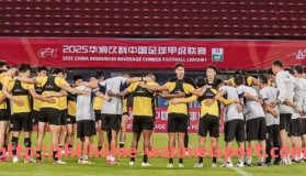 完美体育官方网站-英超球员都穿什么牌子的球鞋？耐克、阿迪谁更受欢迎？