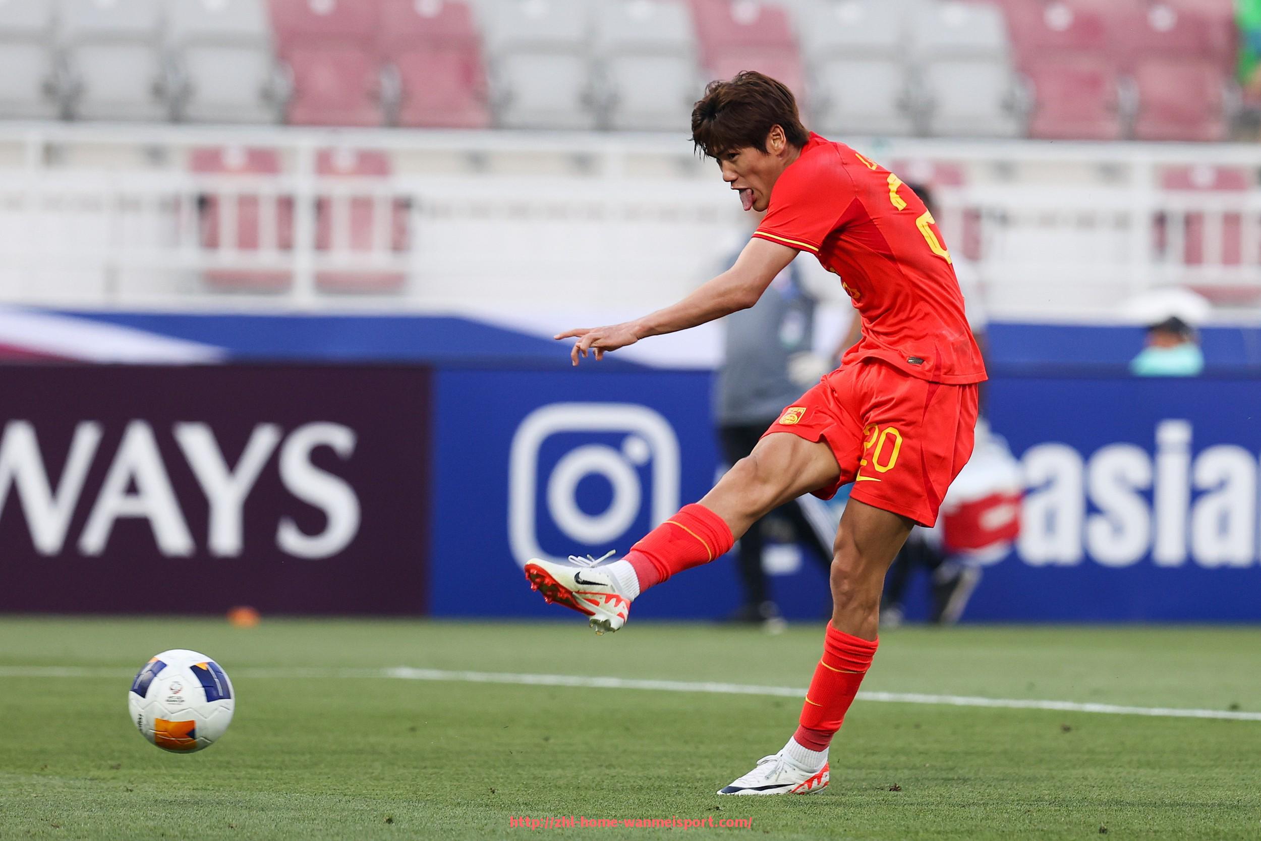 完美体育官方网站-英超水晶宫队10号球员详细介绍及赛场表现